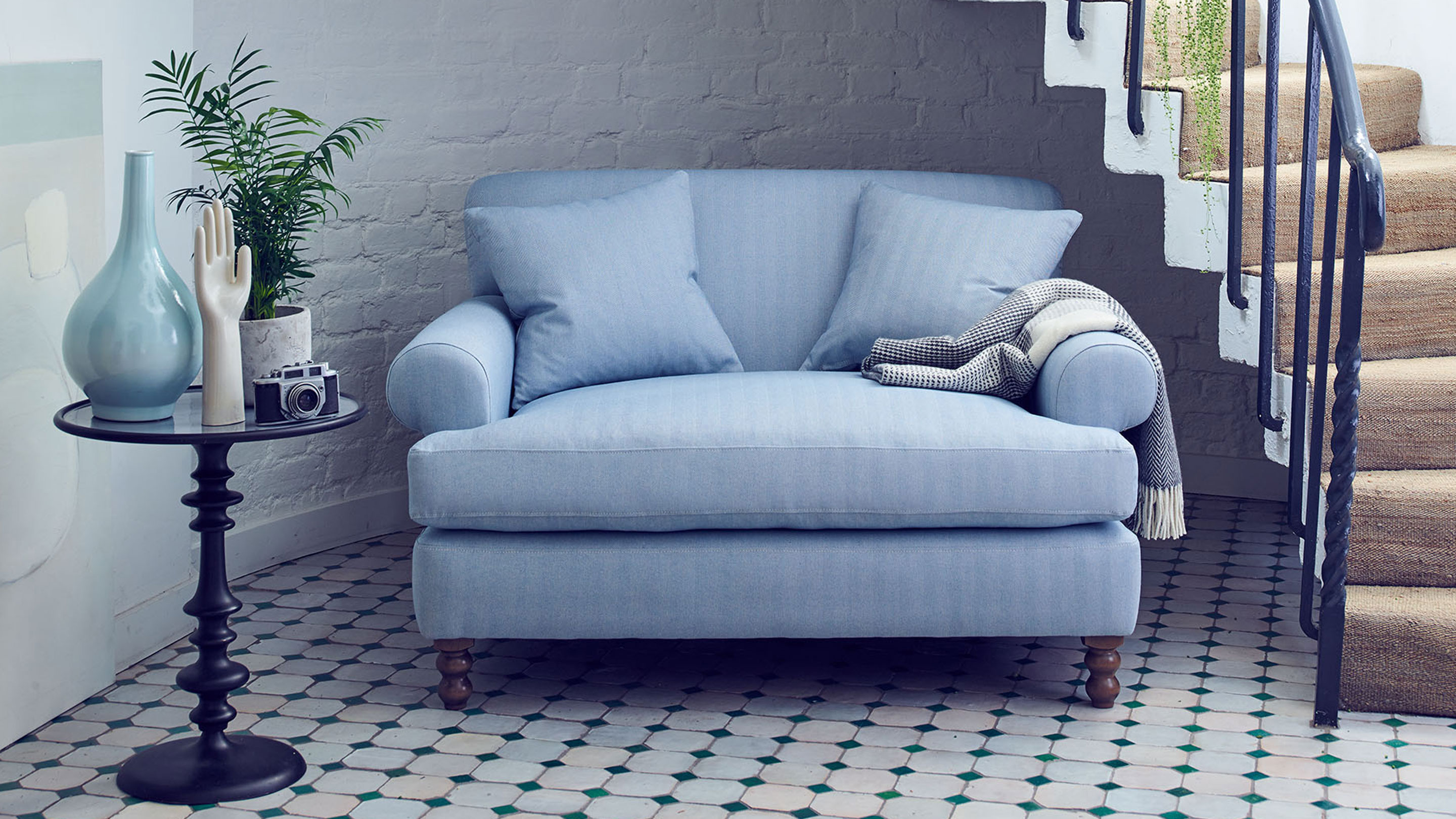 How To Pick The Perfect Snuggler Sofa